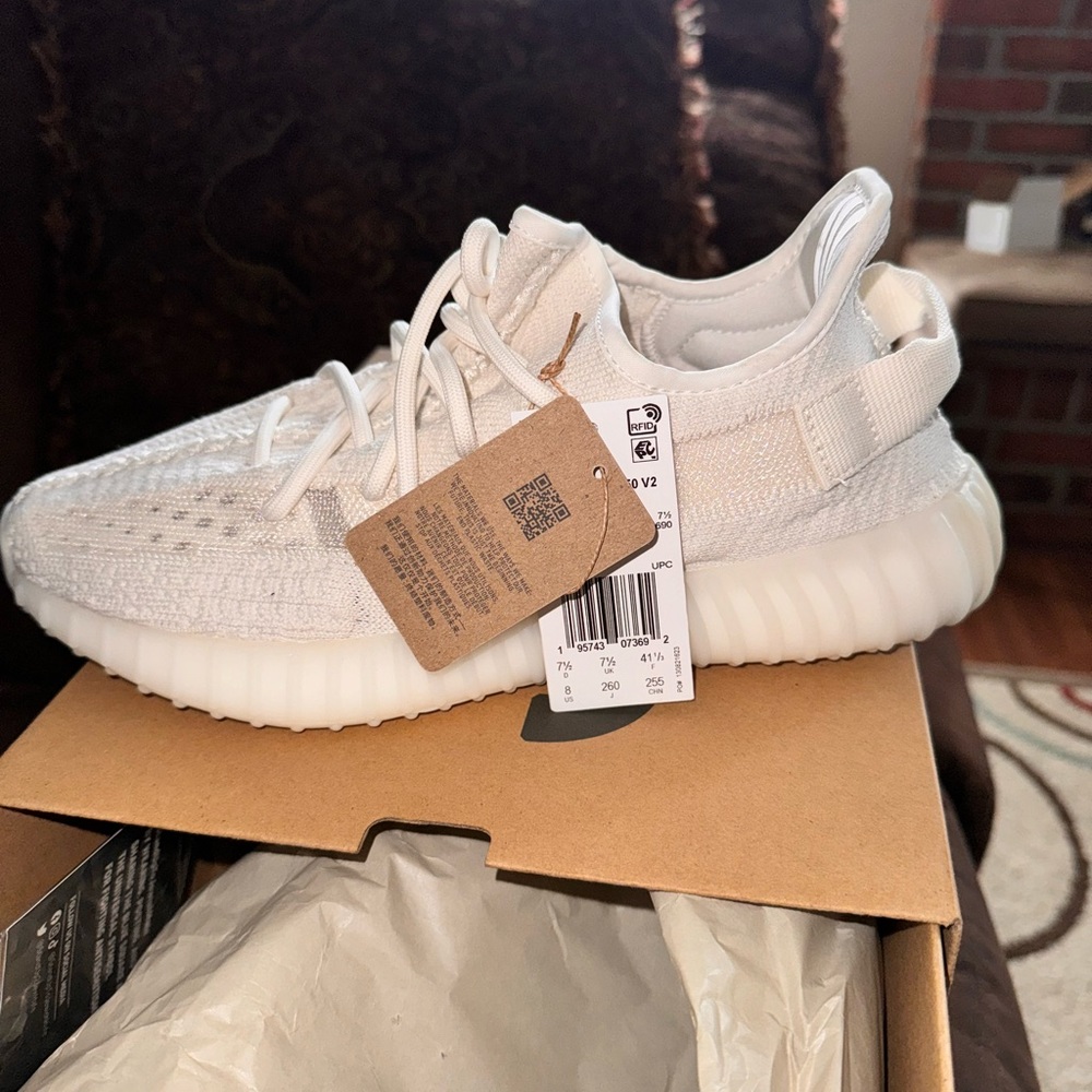 Brand new in box Yeezy 350 V2 Mens Size 8 sneakers